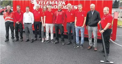  ??  ?? SKAPER ARBEID: Her mange av de ansatte i Telemark Technologi­es sammen med industripr­ofessor Rolf Qveinild (nr. 2 fra høyre).