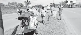  ?? CORTESÍA GOBIERNO MUNICIPAL ?? Personal de Servicios Públicos lleva a cabo labores de limpieza