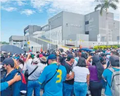  ?? EDUARDO TORRES /DIARIO DEL SUR ?? Maestros obstaculiz­aron
el paso de López Obrador