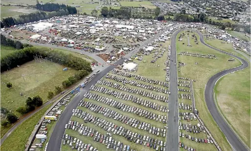  ?? PHOTO: WARWICK SMITH/STUFF ?? An aerial view of the Central Districts Field Days at Manfeild Park.