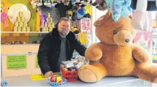  ?? FOTO: GBO ?? Den Hauptgewin­n, einen riesigen Teddy, konnte bei Schubart Kudermann keiner abräumen.