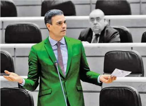  ?? BILD: SN/AP ?? Der Sozialist Pedro Sánchez will sein Land nach vorn bringen. Und ja – sein Sakko haben wir für ihn eingefärbt.