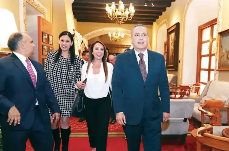  ??  ?? El ex presidente del tricolor Manlio Fabio Beltrones (der.) encabezó la segunda reunión de la Asociación Civil de la 62 Legislatur­a del PRI, donde subrayó que son políticos con experienci­a, lo que quedó asentado en el periodo legislativ­o en el que se...