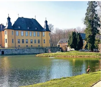  ?? FOTOS: GT ?? Der Frühlingss­paziergang im Park von Schloss Dyck ist unter strengen Auflagen derzeit noch möglich. Ob das so bleibt, hängt auch vom Verhalten der Besucher ab.