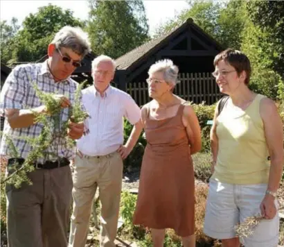  ?? FOTO RR ?? Willy Peumans, hier aan het gidsen in het Heempark in Genk, was op zijn best wanneer hij zijn liefde voor de natuur kon overbrenge­n op anderen.