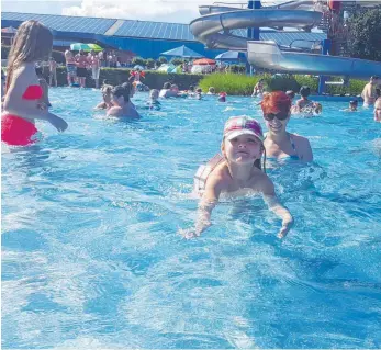  ?? FOTO: VALERIE GERARDS/ARCHIV ?? Das Tuttlinger Freibad war in dieser Saison mit 72 000 Badegästen gut besucht. Für einen Rekord reichte es aber nicht. Im Jahr 2015 hatten 106 000 Menschen Eintritt bezahlt.