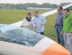  ?? RP-FOTO: WOLFGANG KAISER ?? Beim Ortstermin auf dem Flugplatz (v.l.): Martina Maaßen, Torsten Beyer, Heiko Meertz und Renè Heesen.