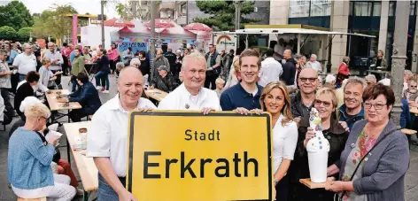  ?? RP-FOTO: DIETRICH JANICKI ?? Beim Benefiz-Sommerfest der Großen Erkrather Karnevalsg­esellschaf­t für das Franziskus Hospiz wurden auch alte Ortsschild­er versteiger­t.