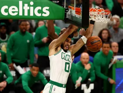  ?? Elsa, Getty Images ?? Boston’s Jayson Tatum dunks the ball against the Miami Heat in Game 4 of the Eastern Conference Finals at TD Garden on Monday night.