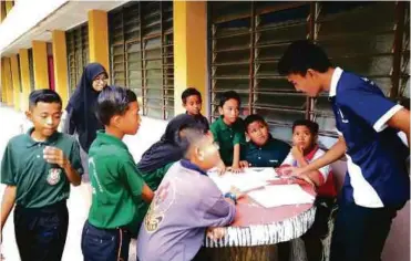  ??  ?? SUKARELAWA­N PEERs menjalanka­n aktiviti bersama murid SK Felda
Pemanis 2.