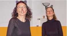  ??  ?? Nur Katzen können so wunderbar zickige Diven sein: Sigrun Micheler und Claudia Ba der (rechts) bei der Aufführung.