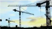  ?? PICTURE: EPA-EFE/KIM LUDBROOK ?? Constructi­on cranes are seen over a multistore complex being built in Johannesbu­rg.