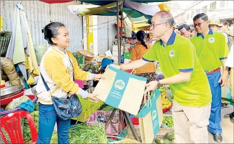  ?? ENVIRONMEN­T MINISTRY ?? The environmen­t ministry and three provinces launch campaign on plastic waste reduction on April 7.