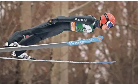  ?? FOTO: DPA ?? Skispringe­r bei der Arbeit: Stephan Leyhe in Oberstdorf.