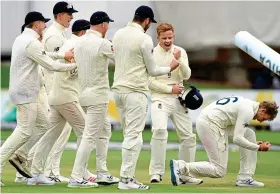  ?? REUTERS ?? Crowd pleaser: Root (right) celebrates De Kock’s wicket