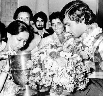  ?? THE
HINDU PHOTO LIBRARY ?? The pioneer: Prakash Padukone, on arrival in Bombay on March 26, 1980, after his triumph in the Allengland Championsh­ips. Admiring the handsome trophy is his fiancee Ujjwala Karkal.