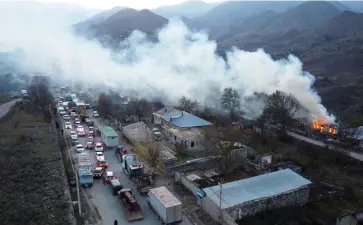  ??  ?? Terre brûlée. Certains habitants des villages du Haut-Karabakh préfèrent incendier leur maison plutôt que de l’abandonner aux Azerbaïdja­nais. Ici, à Charektar, le 14 novembre, où près de la moitié des maisons ont été détruites.