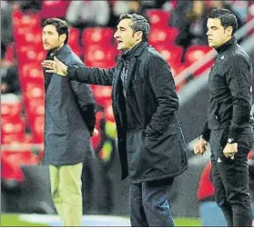  ?? FOTO: J. ECHEVERRIA ?? Valverde El técnico rojiblanco siguió el partido desde la banda con intensidad