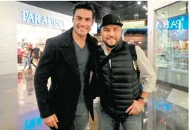  ??  ?? El cantante tlaxcaltec­a junto al líder de la banda El Recodo.