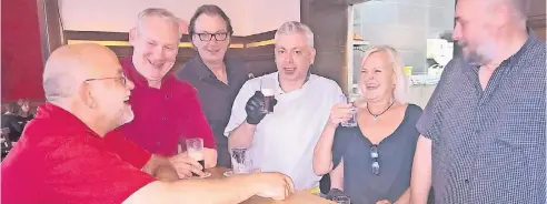  ??  ?? Pater Wolfgang geht am Abend noch für ein Feierabend­bier ins Vente an der Lambertuss­traße – und trifft dort Ralf Bartelmus, Thomas Vente, Roland Tackenberg, Christiane Kindermann und Frank Kronsbein (v.l.).