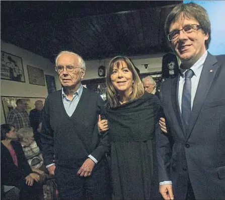  ??  ?? Josep Maria Espinàs, Maria del Mar Bonet y Carles Puigdemont, fotografia­dos ayer en L’Ovella Negra, donde la cantante debutó hace medio siglo