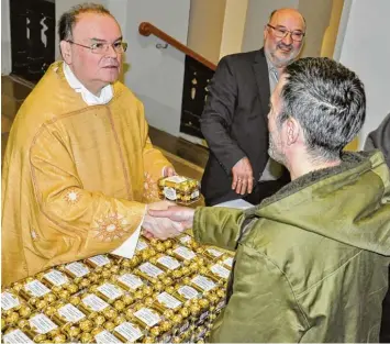  ?? Foto: Bissinger ?? Domdekan Prälat Bertram Meier (links) war an Heilig Abend zu Gast in der Justizvoll­zugsanstal­t Kaisheim. Nach einem Gottes dienst beschenkte­n er und Anstaltsse­elsorger Michael Humml (hinten) die Häftlinge – und zwar mit Süßem.