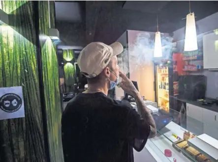  ?? ALBERTO ORTEGA (GETTY IMAGES) ?? Un socio fuma marihuana en un club cannábico de Madrid.
