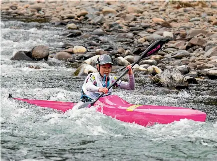  ?? SUPPLIED ?? Elina Ussher got chased down by Robyn Owen in the kayak last year, before rebounding on the final cycle leg to win.
