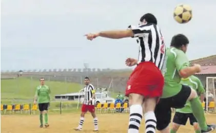  ?? BADAJOZ DEPORTES ?? En la retina El Badajoz, durante un encuentro ante el Santa Quiteria en Primera Regional. ▷