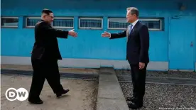  ??  ?? El presidente de Corea del Sur, Moon Jae-in, y el líder norcoreano, Kim Jong Un, se dan la mano en la aldea de la tregua de Panmunjom, dentro de la zona desmilitar­izada que separa las dos Coreas, en una imagen de archivo (27.04.2018).