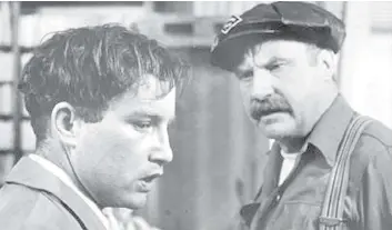  ?? ASTRAL BELLEVUE PATHÉ ?? Richard Dreyfuss, left, as Duddy Kravitz and Jack Warden as his father in director Ted Kotcheff’s film adaptation of the seminal Mordecai Richler novel.