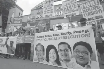  ?? THE STAR/MICHAEL VARCAS ?? The lawmakers also asked the Palayan Regional Trial Court to reconsider the arrest order against National Anti-Poverty Commission chair Liza Maza (Gabriela party-list), former agrarian reform chief Rafael Mariano (Anakpawis party-list), and former Bayan Muna party-list Reps. Satur Ocampo and Teddy Casiño.