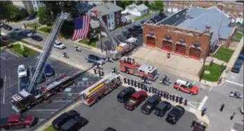  ?? DIGITAL FIRST MEDIA FILE PHOTO ?? The funeral procession carries the body of Mike Morgan to his final resting spot.