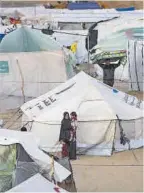  ?? Haitham Imad / Efe ?? Palestinos desplazado­s en un campo de refugiados en Rafah.