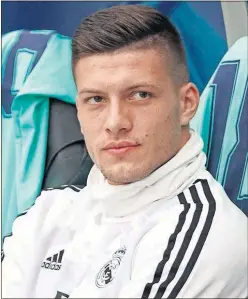  ??  ?? Jovic en el banquillo, su imagen habitual durante la temporada.