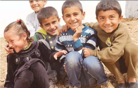  ?? FOTOS: BRUNO NEURATH ?? Kinder im Flüchtling­scamp Mam Rashan. Die Spenden sollen vor allem dem Nachwuchs ein sicheres und positives Umfeld schaffen.