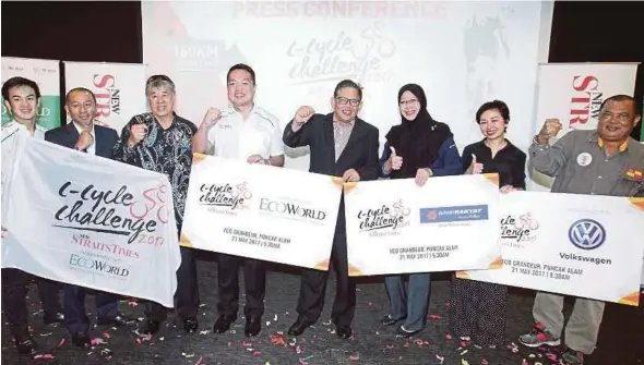  ?? PIC BY AZIAH AZMEE ?? New Straits Times Press (M) Bhd chief executive officer Datuk Abdul Jalil Hamid (fourth from right) with (from left) Eco World Developmen­t Group Bhd executive director Liew Tian Xiong, NST executive editor (news) Muzli Mohamad Zin, former national...