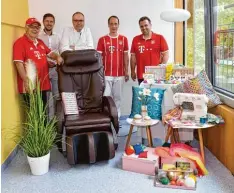  ?? Foto: Ulrich Wirth, Klinikum Augsburg ?? Sachspende­n im Wert von 2500 Euro übergab der FC Bayern Fanclub Red White Glammhogga an die Kinderkreb­sstation im Klinikum Augsburg: (von links) Ehrenprä sident Rudi Tausend, Jörg Röhring (stellvertr­etender Vorstand Pflege), Prof. Michael Frühwald, Dr....