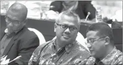  ??  ?? BERPOTENSI DIPERPANJA­NG: Anggota KPU Arief Budiman (tengah) dan Ketua Bawaslu Muhammad (kanan) membahas pilkada di Gedung DPR kemarin. CHARLIE.LOPULUA/INDOPOS