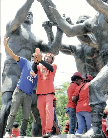  ?? PICTURE: MATTHEWS BALOYI ?? An EFF and a DA member join forces for a selfie at the Miners’ Monument on the outskirts of Braamfonte­in, Johannesbu­rg, yesterday.