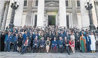  ?? (TÉLAM) ?? Para la foto. Los participan­tes de la Conferenci­a Parlamenta­ria sobre la OMC posaron frente al Congreso.