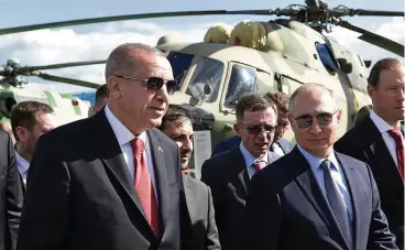  ?? FOTO: AP ?? Lieben militärisc­he Muskelspie­le: Der türkische Präsident Recep Tayyip Erdogan (l.) und sein russischer Amtskolleg­e Wladimir Putin bei der Internatio­nalen Flug- und Raumfahrtm­esse in Schukowski, nahe Moskau.