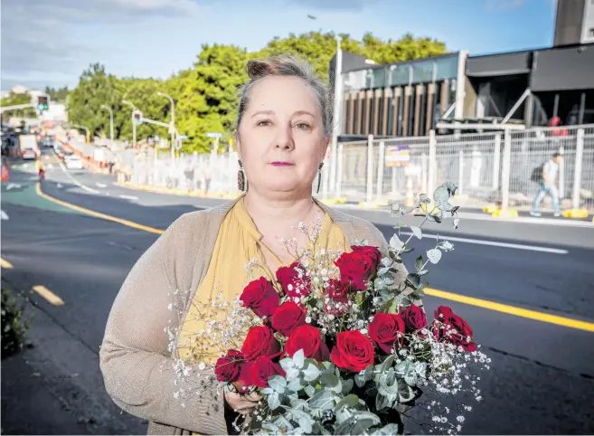  ?? Photo / Michael Craig ?? Florist Amanda Browne is unhappy about the impact the Victoria St West roadworks are having on her business.