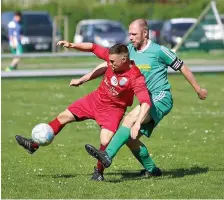  ?? FOTO: RONALD WEDRICH ?? Moritz Fengler (links) muss mit dem Pasewalker FV II in der 1. Kreispokal­runde gegen Blau-Weiß 21 Jarmen ran.