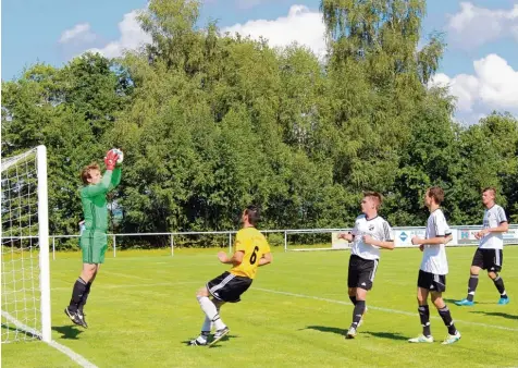  ??  ?? Es war ein Spiel für die Torhüter. Bedernaus Fabian Glöckler (links) und sein Kontrahent auf der anderen Seite, Tobias Vater, hielten am ersten Spieltag mit guten Aktionen das 0:0 fest.