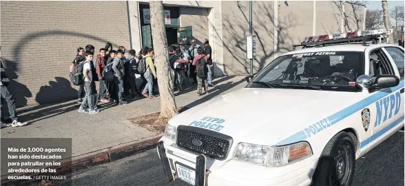  ?? / GETTY IMAGES ?? Más de 3,000 agentes han sido destacados para patrullar en los alrededore­s de las escuelas.