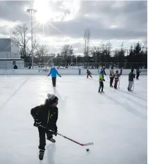  ?? PIERRE OBENDRAUF ?? Most outdoor rinks won’t be affected by the warmer than usual weather for another week, says Robert Michaud, a meteorolog­ist at Environmen­t Canada.