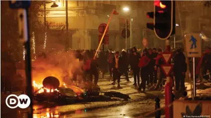  ?? ?? El triunfo de Marruecos desató los disturbios por parte de aficionado­s de… Marruecos.