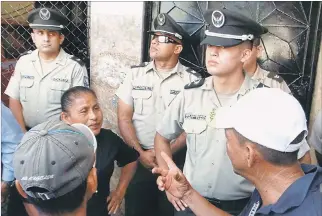  ?? EDGAR ROMERO / EXPRESO ?? Protesta. La Policía Nacional impidió que un grupo de agricultor­es ingresara a la fuerza a la reunión.