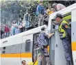  ?? FOTO: DPA ?? Befreite Passagiere warten auf dem Zug auf Hilfe.